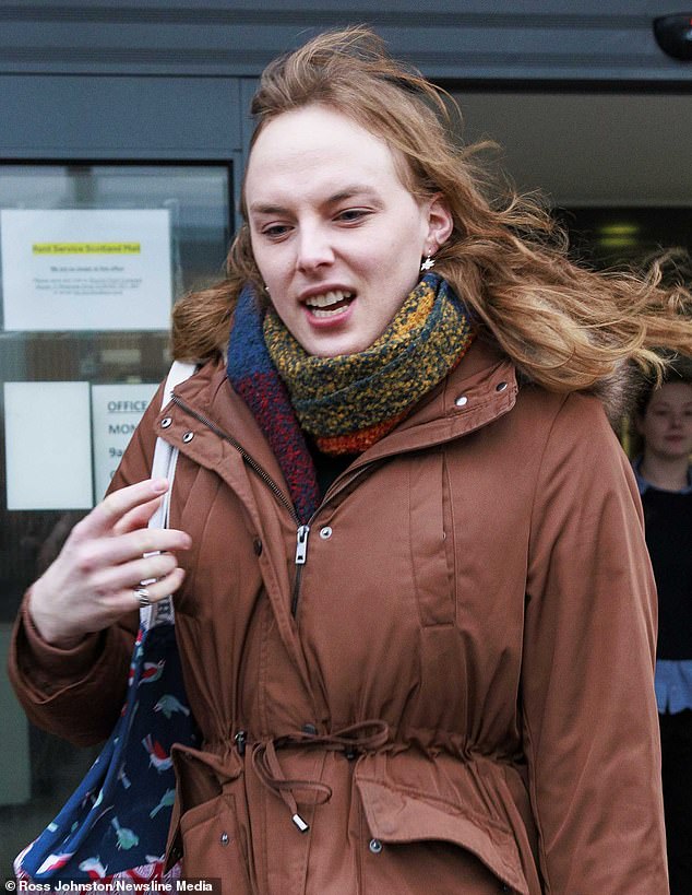 Dra. Beth Upton dejando el Tribunal en Dundee, Escocia, en febrero