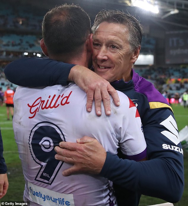 Cameron Smith de la tormenta de Melbourne celebra con Craig Bellamy después de ganar la gran final de 2020 NRL