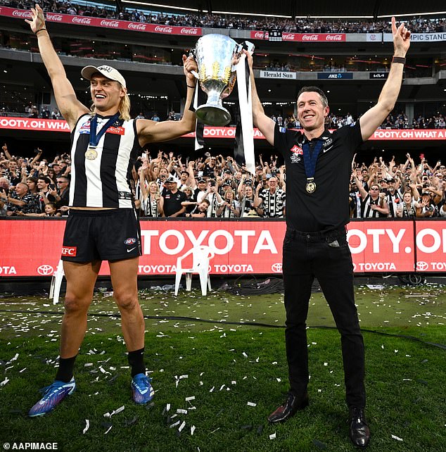 El entrenador en jefe de Collingwood, Craig McRae (en la foto a la derecha, después de ganar la Gran Final de la AFL 2023) también es fanático de la mentalidad despiadada de Craig Bellamy