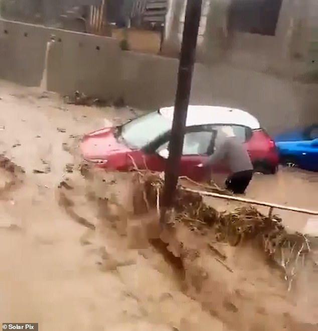 La última ronda de clima malvado se produce después de que las Islas Canarias fueron golpeadas con inundaciones repentinas y fuertes nieve en episodios consecutivos. Los autos fueron tragados por inundaciones furiosas en Grand Canaria el lunes