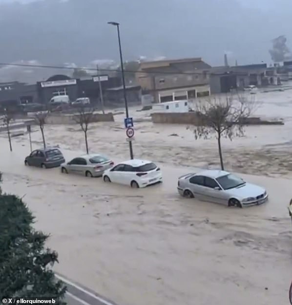 Las inundaciones de flujo rápido han convertido las calles de Murcia en ríos. Los autos fueron arrastrados por agua corriente el jueves después de que el río Guadalentín se desbordó