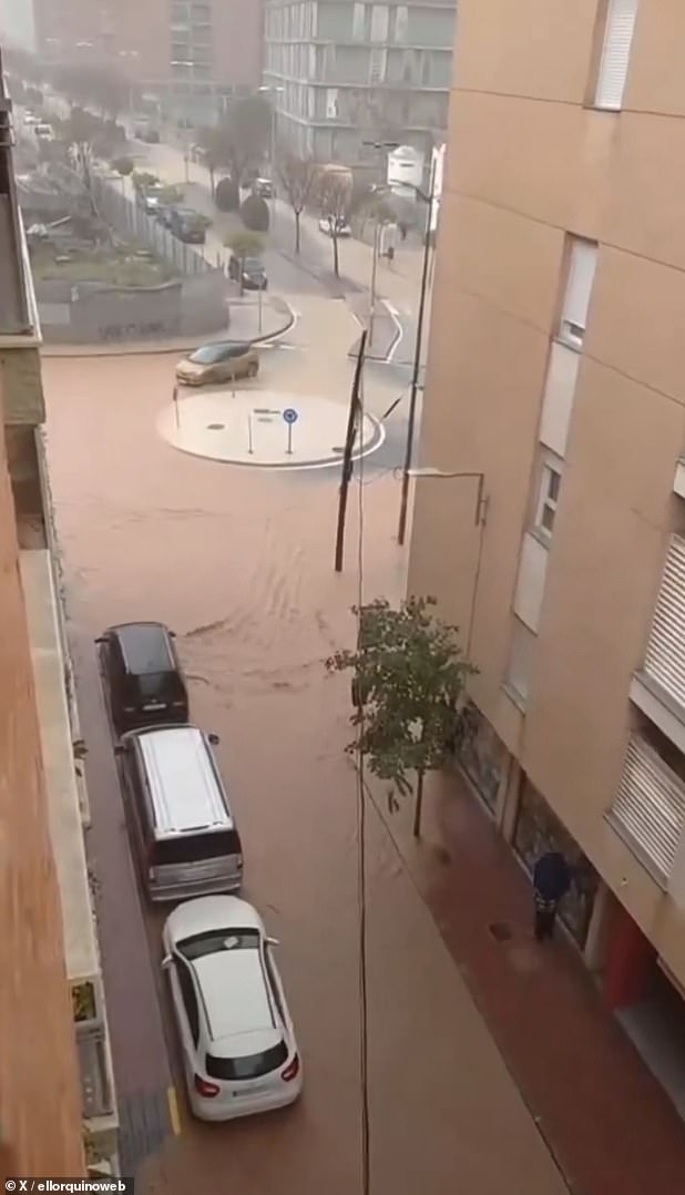 El lecho del río del Río Guadalentín, un afluente del Río Segura, se desbordó el jueves, haciendo que las calles se inundan en la ciudad de Lorca, Murcia