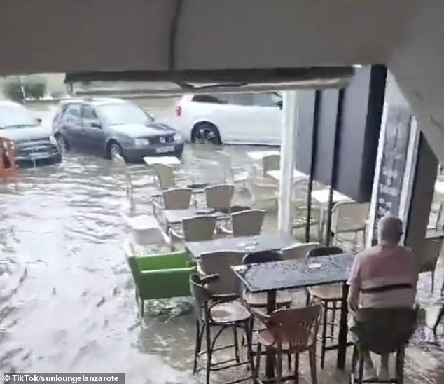 El último mal tiempo se produce después de que las islas Canarias fueron golpeadas con inundaciones repentinas y fuertes nieve en episodios consecutivos. En la foto hay un salón solar en Lanzarote, Islas Canarias que se inundó a principios de esta semana