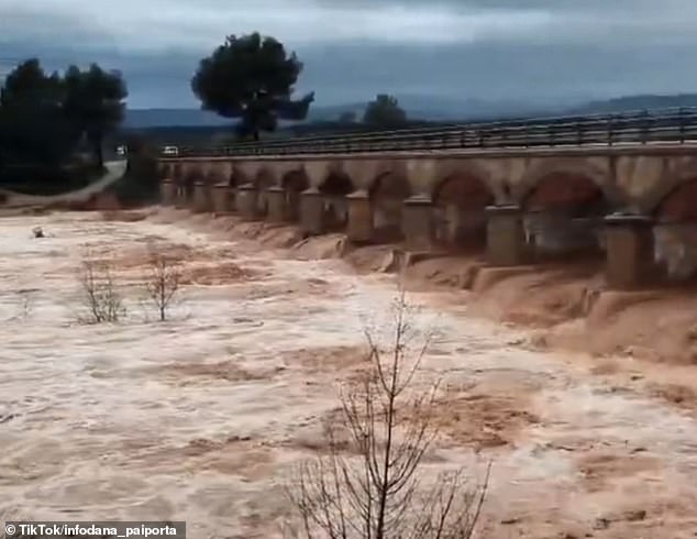 El agua del Río Ebro corrió por el barranco de Viuda en Castellón (en la foto) a principios de esta semana. Las inundaciones causaron daños en las ciudades cercanas de Els Ivarsos y Sierra Engancerán