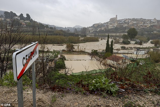 El río desbordado Argos en su camino a través de la ciudad de Cehegin debido a fuertes lluvias en Murcia, el sureste de España el jueves