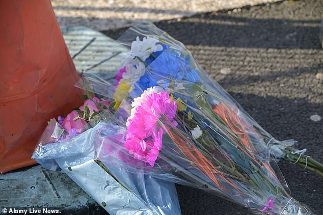 Se dejan flores para el niño que murió después de ser atropellado por un automóvil que condujo al campo