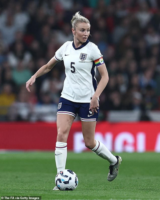 Leah Williamson, en la foto, que juega para el Arsenal de la Super League femenina y capitanes del equipo nacional femenino de Inglaterra, también se ha unido a los homenajes a Poppy