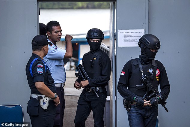 En la foto: la policía indonesia en la prisión de Nusakambangan mientras Indonesia se preparaba para la ejecución de drogas en julio de 2016. Thomas Parker podría ser sentenciado a la pena de muerte si se demostró que cedía las drogas