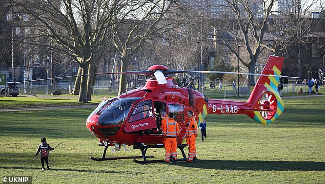 Se llamó a una ambulancia aérea a la escena donde un niño de 16 años fue declarado muerto