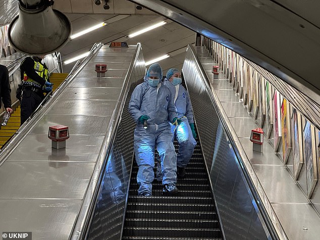 Equipo forense en la foto inspeccionando una escalera mecánica en la estación de Stockwell cerca de la escena