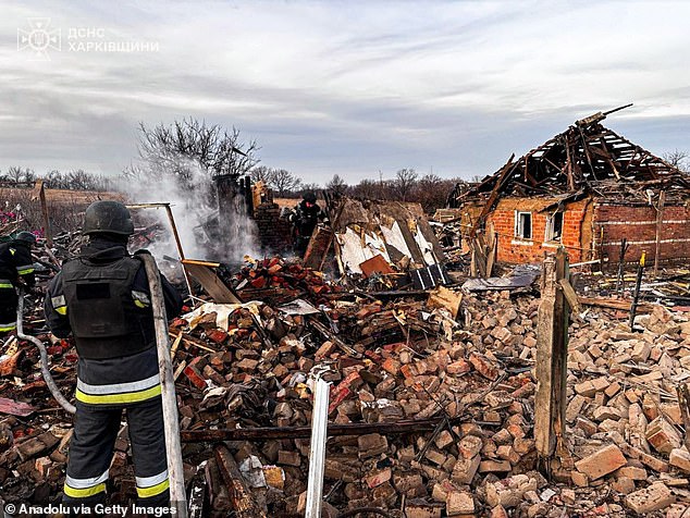 Un servicio estatal de emergencia de Ucrania Fothenut muestra a un equipo de extinción de incendios que aborda un incendio después de que las tropas rusas lanzaron una huelga masiva con bombas aéreas guiadas en un asentamiento de primera línea en Jharkiv, Ucrania, el 06 de marzo.