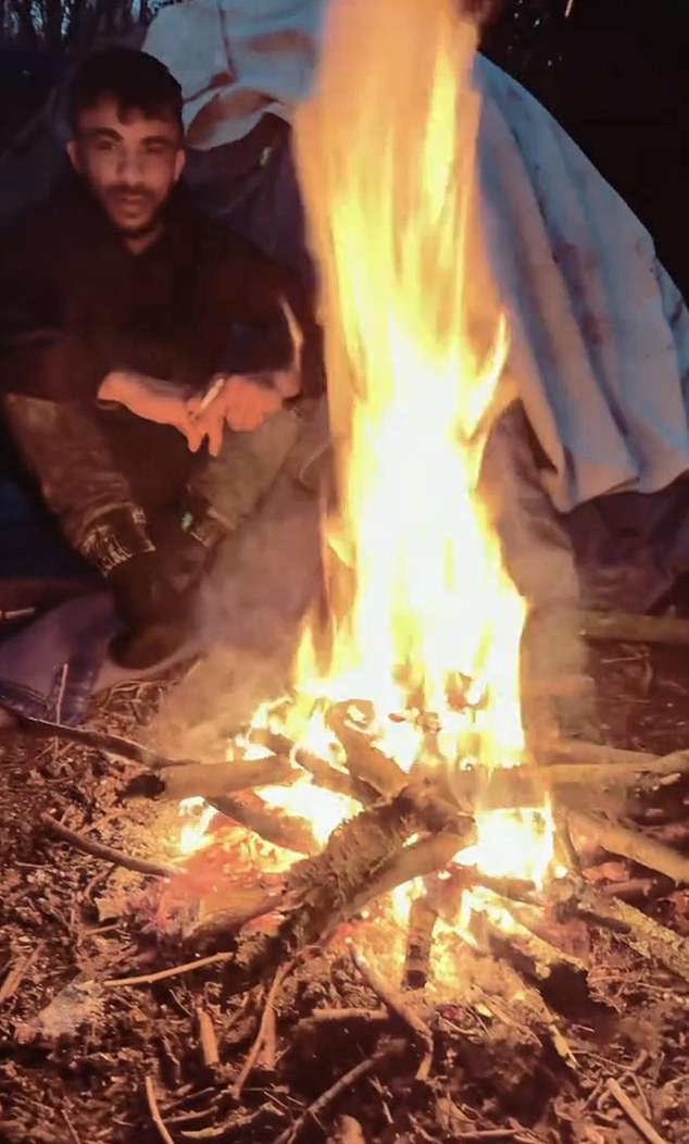 Otros clips compartidos por al-Qassas de su viaje al Reino Unido lo muestran sentados fuera de una tienda de campaña acompañada de otros refugiados