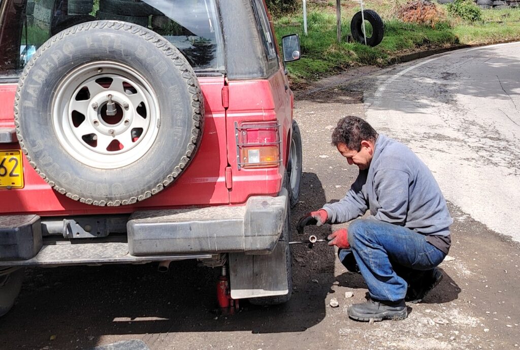 Cambiar un piso en una carretera de Colombia. Los pinchazos son comunes.