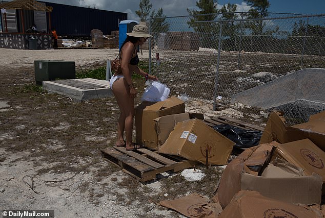 Los invitados en el festival original se vieron obligados a esperar horas y horas en el calor antes de ser conducidos en carpas improvisadas en una isla sin agua corriente ni electricidad