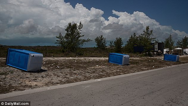 Los baños portátiles se muestran esparcidos al lado de la carretera en el festival de fyre fatido