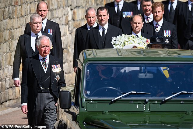 Harry, quien asistió al funeral de Philip solo mientras su esposa estaba muy embarazada, caminó en la fila junto a los hijos de la princesa Ana, manteniendo una distancia notable de William