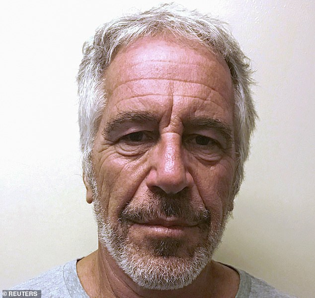 Aunque Laura descubrió que el hombre que más ofertó por tomar su virginidad era un actor de Hollywood que había visitado la isla de pedófilos de Jeffrey Epstein, todavía se acostó con él.