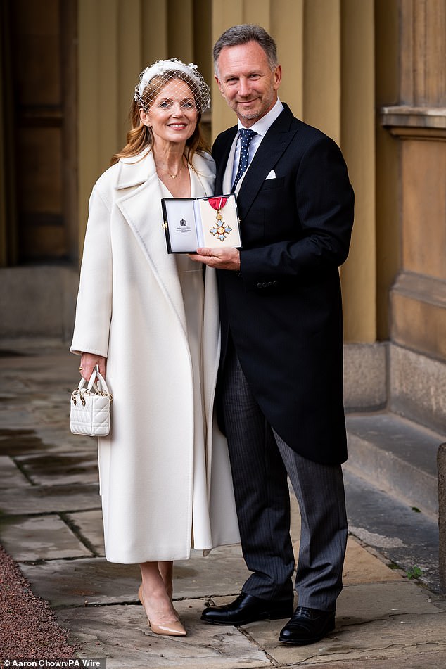 Geri posó junto a su esposo Christian Horner después de su ceremonia de investidura en diciembre