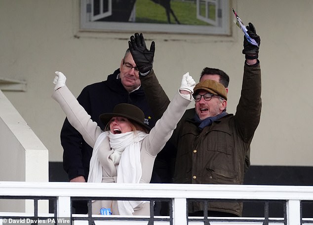 Christian y Geri Horner celebran que su caballo me levanta ganando en Warwick a fines de enero