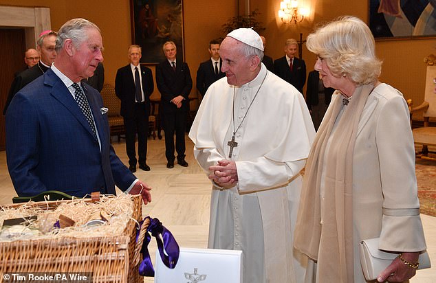 El entonces Príncipe de Gales y la Duquesa de Cornwall durante una audiencia con el Papa Francisco en el Vaticano en 2017