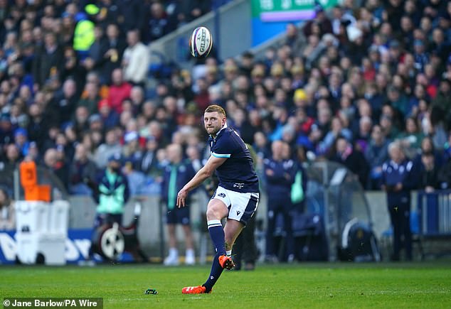 Finn Russell hizo cinco conversiones mientras ayudaba a Escocia a superar a Gales