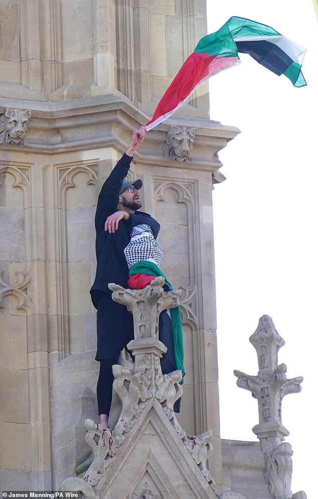 Los londinenses vieron en estado de shock mientras el hombre escalaba parte de la estructura de 96 metros de altura, mientras agitaba una bandera palestina