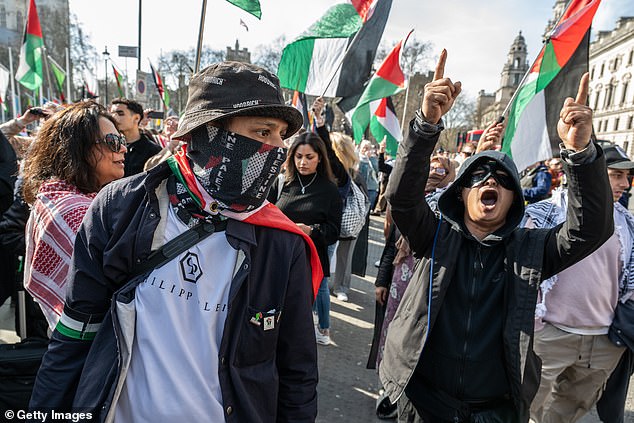 Droves de manifestantes agitando palestinos reunidos al borde de la calle Cordoned Bridge gritando 'We Love You' en la parte superior de sus pulmones