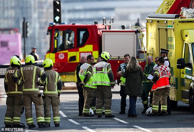 Westminster Bridge ha sido acordonado mientras intentan recuperar al hombre del lado del edificio