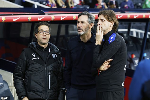 El entrenador en jefe de Osasuna, Vicente Moreno, Centro, y su personal fue visto reaccionando a las noticias