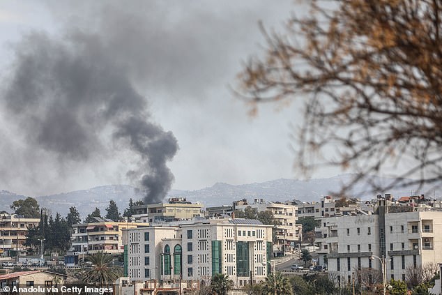 El humo aumenta a medida que las operaciones de búsqueda y barrido se están ampliando para rastrear restos del depuesto régimen de Bashar al-Assad después de las recientes tensiones de seguridad en la región costera, donde los elementos del régimen expulsado atacaron patrullas de seguridad y puntos de control, lo que resulta en víctimas de víctimas