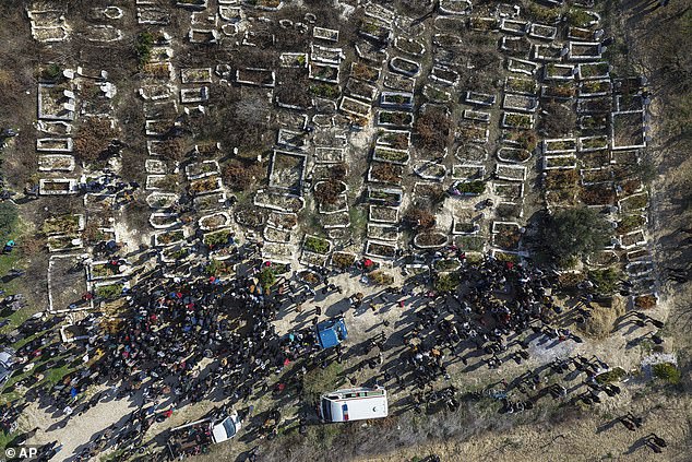 Los familiares y vecinos asisten a la procesión fúnebre para cuatro miembros de la Fuerza de Seguridad Siria asesinadas en enfrentamientos con leales del presidente expulsado Bashar Assad en la costa de Siria