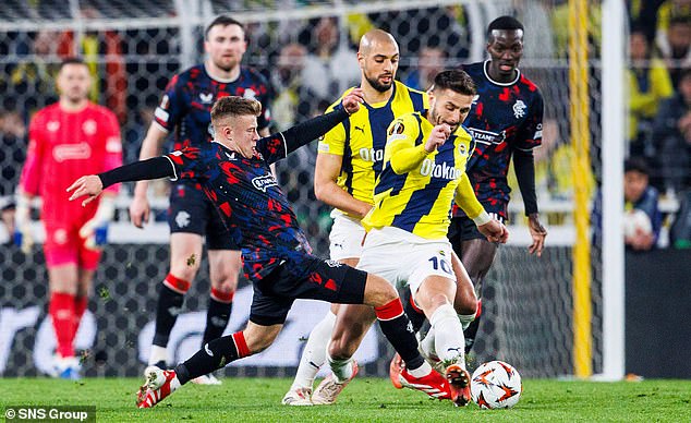 Barron aborda el veterano mediocampista de Fenerbahce, Dusan Tadic, durante la impresionante victoria de los Rangers