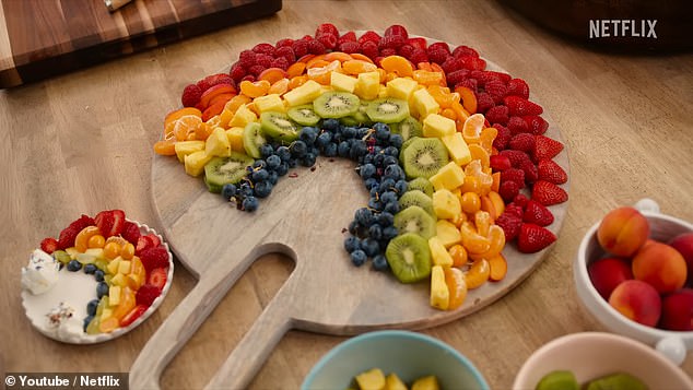 Ya no es un buen tazón de ensalada de frutas, está bien, todo se trata de crear un plato de fruta con codos de color. Si eso es enchapado, estoy feliz de pasar