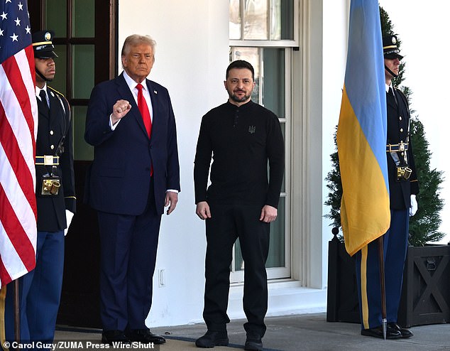 El presidente Donald Trump y el presidente ucraniano Volodymyr Zelensky se reunieron en la Casa Blanca para firmar un acuerdo de derechos minerales