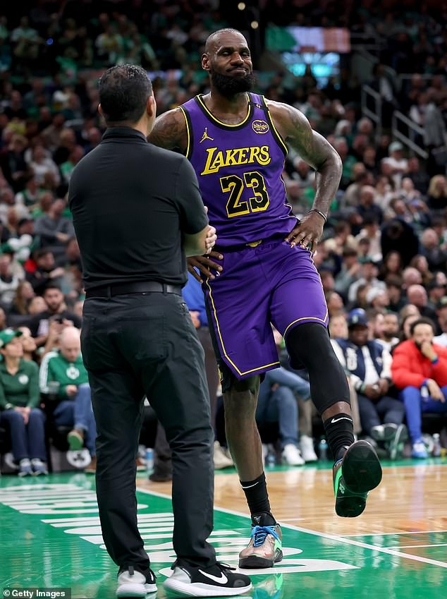 James dejó el juego contra los Celtics con 6:44 restantes en el cuarto trimestre y no regresó