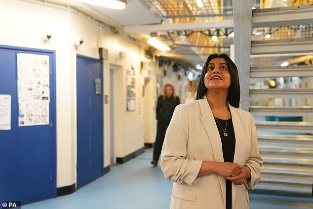 Secretario de Justicia Shabana Mahmood durante una visita a HMP Bedford en Harpur, Bedfordshire