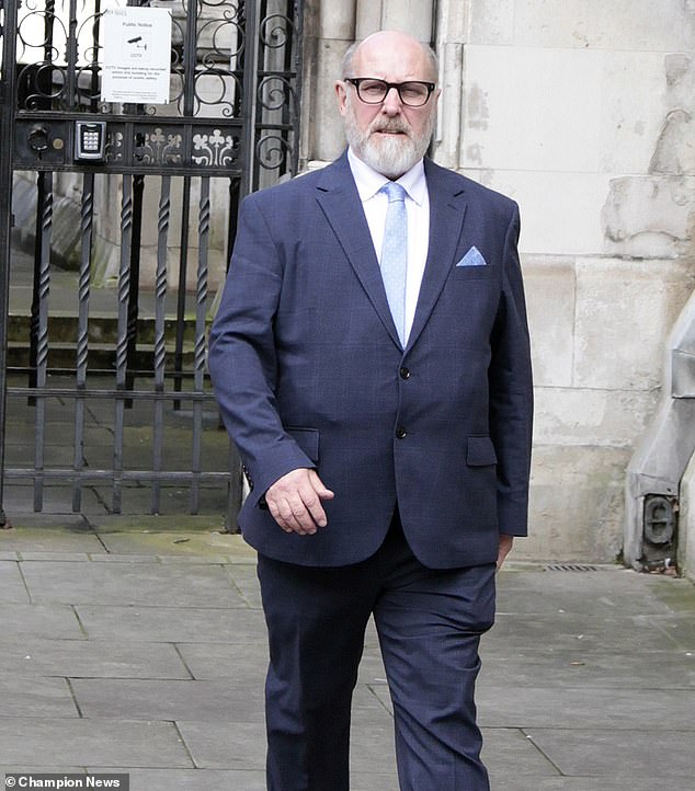 John Baverstock, de 61 años, cuestionó la voluntad en el Tribunal del Condado del Centro de Londres alegando que su hermana ha obligado a su madre a firmar su fortuna