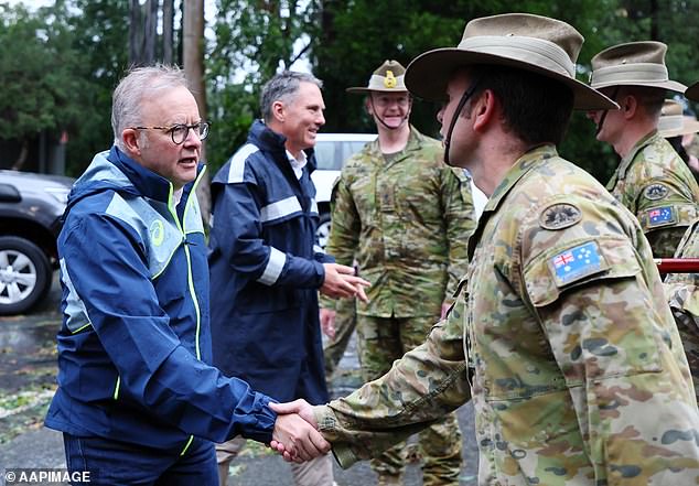 Anthony Albanese (en la foto agradeciendo al personal de ADF en Brisbane el domingo)