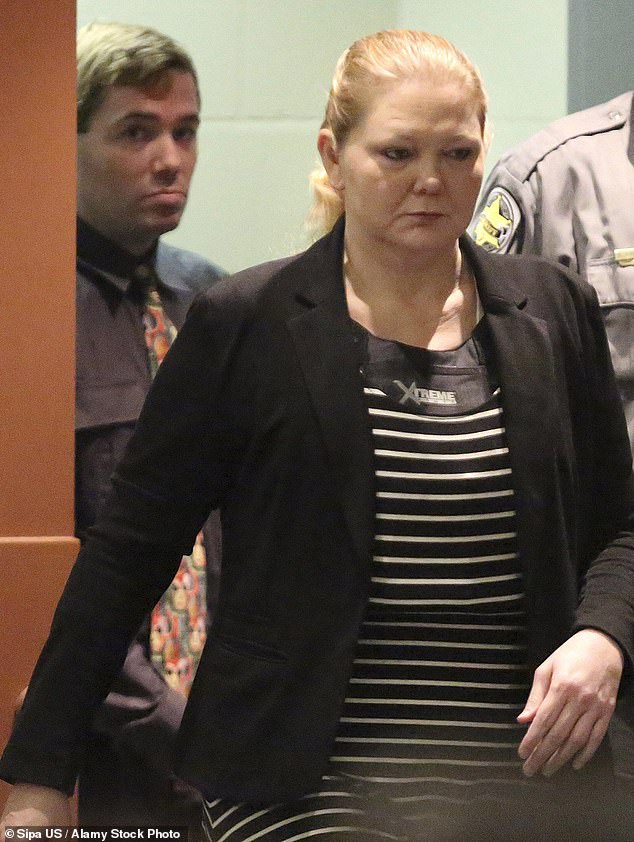 Tammy Moorer ingresa a la corte para una audiencia en el Palacio de Justicia del Condado de Horry en Conway, Carolina del Sur, el 17 de marzo de 2014