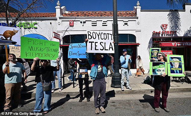 Los anfitriones de la actualización del fin de semana pasaron el resto del payaso del segmento en Elon Musk (en la foto: una protesta en Pasadena, California, fuera de un concesionario Tesla el 8 de marzo de 2025)