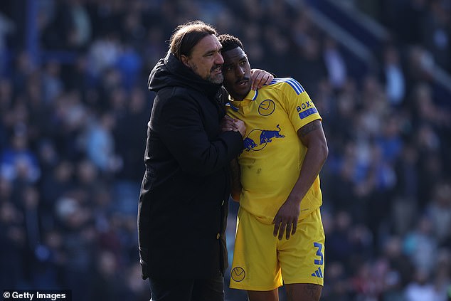 El gerente de Leeds, Daniel Farke (izquierda) consoló a Junior Firpo (derecha) después de la sorpresa derrota del domingo