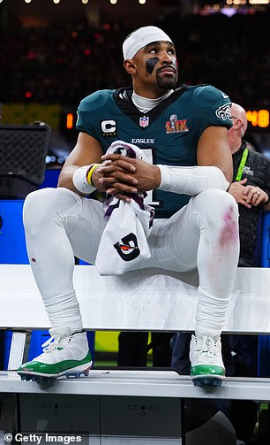 Jalen Hurts es visto con tacos de Jordan en el Super Bowl