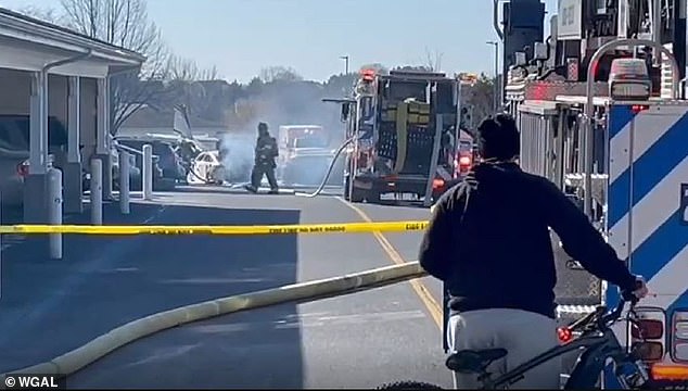 Los servicios de emergencia se ven trabajando en el pequeño accidente aéreo en Pensilvania