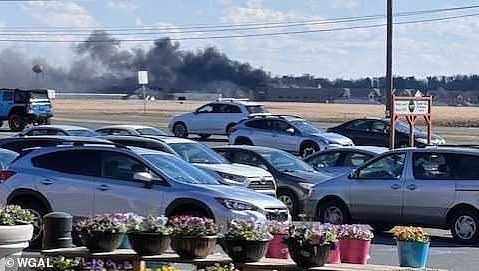 Se ve el humo ondulando desde el sitio del accidente de la aeronave