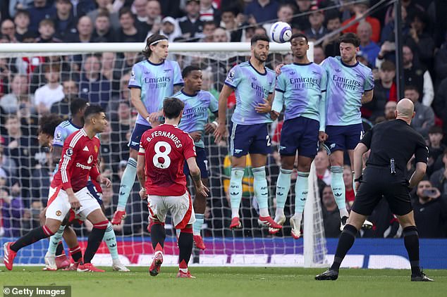 Fernandes pudo obtener su tiro sobre Gabriel y Mikel Merino en el muro de cinco hombres del Arsenal