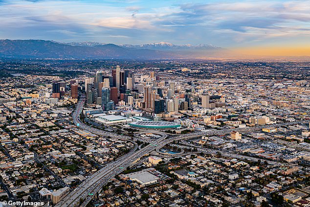 Lady Hoyle también fue a Los Ángeles (en la foto) con él en febrero de 2023, donde dio una sola charla con los estudiantes de política de la Universidad del Sur de California.