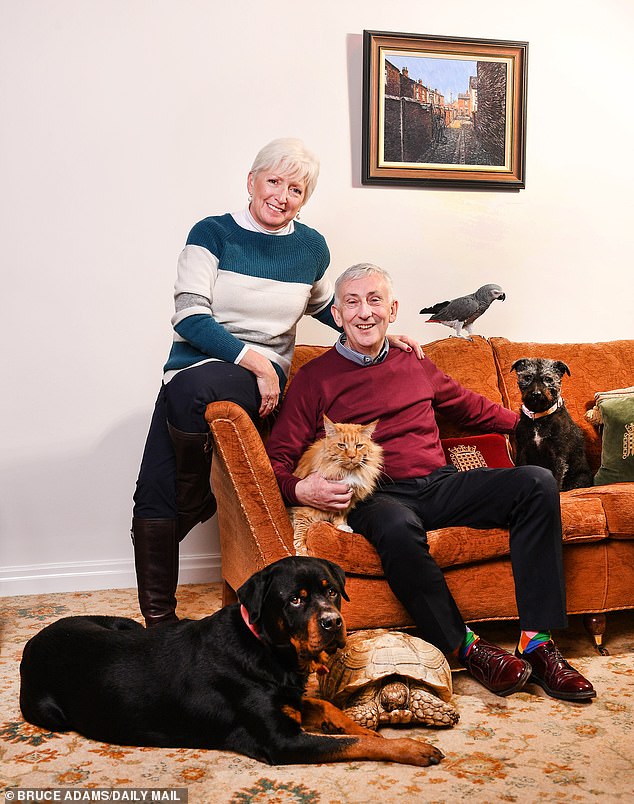 Presidente de la Cámara de los Comunes Sir Lindsay Hoyle con su esposa Lady Catherine con sus mascotas