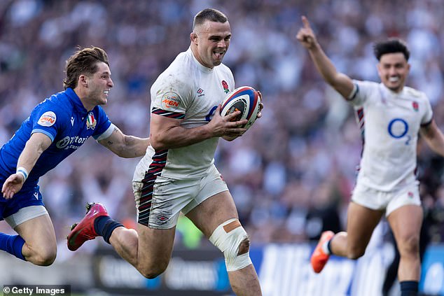 Ben Earl (centro) anotó uno de los siete intentos de Inglaterra en una entretenida victoria en Twickenham