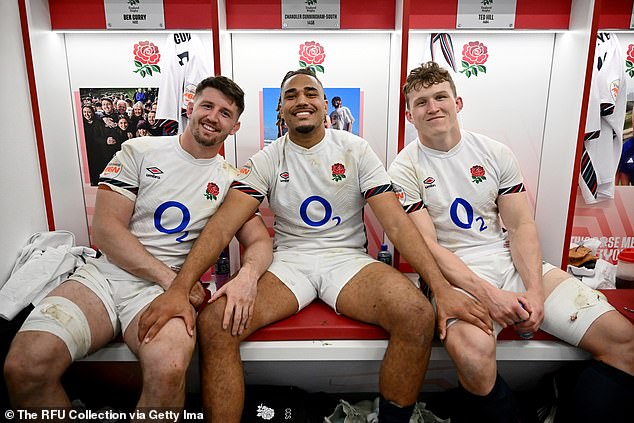 Ben Curry, Chandler Cunningham-South y Ted Hill (de izquierda a derecha) posaron para una foto de celebración en el vestuario de Twickenham