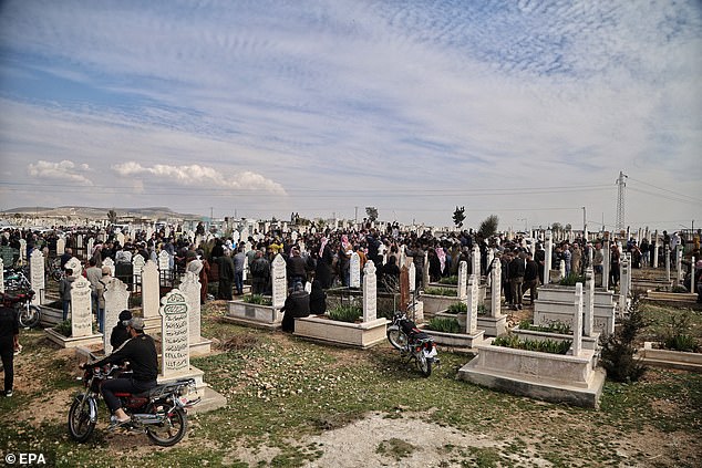 Según el Observatorio Sirio de Derechos Humanos con sede en el Reino Unido, más de 1,000 personas fueron asesinadas en dos días de violencia (Funeral de Fuerzas de Seguridad en la foto)